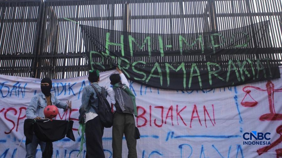 Massa dari mahasiswa  menggelar demonstrasi di depan gedung DPR RI, Jakarta, Jumat (19/6). (CNBC Indonesia/Faisal Rahman)