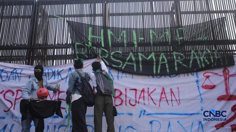 Massa dari mahasiswa  menggelar demonstrasi di depan gedung DPR RI, Jakarta, Jumat (19/6). (CNBC Indonesia/Faisal Rahman)