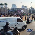 Massa dari mahasiswa Universitas Trisakti hendak menggelar demonstrasi di depan gedung DPR RI, Jakarta, Jumat (19/6). (CNBC Indonesia/Gelson Kurniawan)