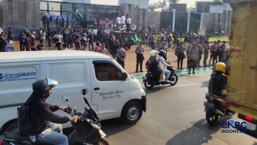 Massa dari mahasiswa Universitas Trisakti hendak menggelar demonstrasi di depan gedung DPR RI, Jakarta, Jumat (19/6). (CNBC Indonesia/Gelson Kurniawan)