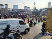 Massa dari mahasiswa Universitas Trisakti hendak menggelar demonstrasi di depan gedung DPR RI, Jakarta, Jumat (19/6). (CNBC Indonesia/Gelson Kurniawan)