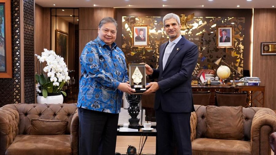 Menko Airlangga saat menerima kunjungan Duta Besar Kuwait untuk Indonesia Khalid Jassim Alyassin, di Jakarta, Rabu (17/06).