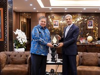 Menko Airlangga saat menerima kunjungan Duta Besar Kuwait untuk Indonesia Khalid Jassim Alyassin, di Jakarta, Rabu (17/06).