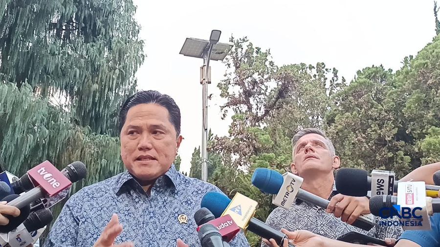 Menteri Pemuda dan Olahraga Erick Thohir usai melaporkan sejumlah program olahraga kepada presiden, di Kediamannya di Hambalang, Jawa Barat, Jumat (19/6/2026).  (CNBC Indonesia/Emir Yanwardhana)