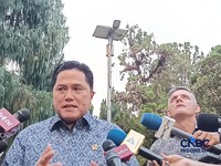 Menteri Pemuda dan Olahraga Erick Thohir usai melaporkan sejumlah program olahraga kepada presiden, di Kediamannya di Hambalang, Jawa Barat, Jumat (19/6/2026).  (CNBC Indonesia/Emir Yanwardhana)