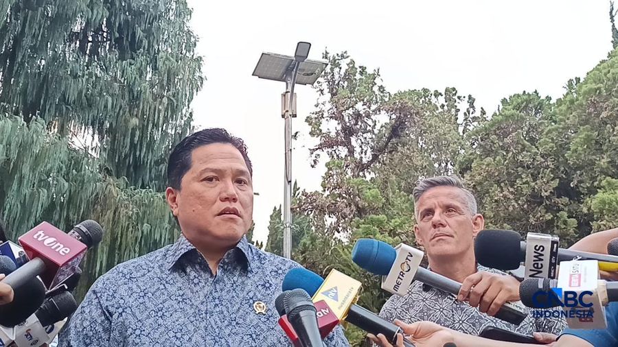 Menteri Pemuda dan Olahraga Erick Thohir usai melaporkan sejumlah program olahraga kepada presiden, di Kediamannya di Hambalang, Jawa Barat, Jumat (19/6/2026).  (CNBC Indonesia/Emir Yanwardhana)