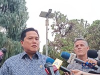 Menteri Pemuda dan Olahraga Erick Thohir usai melaporkan sejumlah program olahraga kepada presiden, di Kediamannya di Hambalang, Jawa Barat, Jumat (19/6/2026).  (CNBC Indonesia/Emir Yanwardhana)