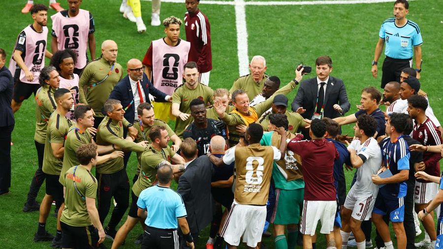 Pemain dan staf Kanada dan Qatar bentrok setelah pertandingan.(REUTERS/Albert Gea)