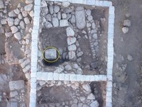Pemandangan udara ruangan terbesar di 'rumah gubernur' (Gedung 101), dengan monumen batu yang dilingkari. (Dok. Sky View)