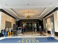 Penampakan Hotel Sultan H+1 usai diambil alih negara, Jumat (19/6/2026). (CNBC Indonesia/Elga Nurmutia)