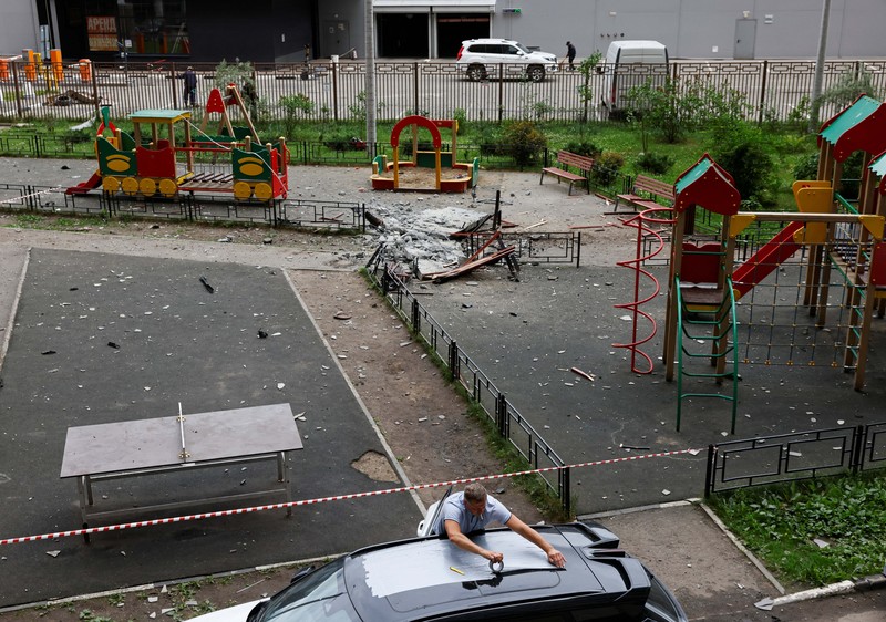 Asap mengepul setelah serangan pesawat tak berawak Ukraina dalam konflik Rusia-Ukraina di Moskow, Rusia, Kamis (18/6/2026). (SOCIAL MEDIA via REUTERS/SOCIAL MEDIA)