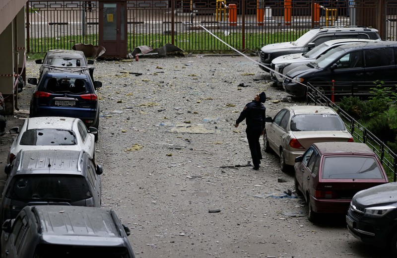 Asap mengepul setelah serangan pesawat tak berawak Ukraina dalam konflik Rusia-Ukraina di Moskow, Rusia, Kamis (18/6/2026). (SOCIAL MEDIA via REUTERS/SOCIAL MEDIA)