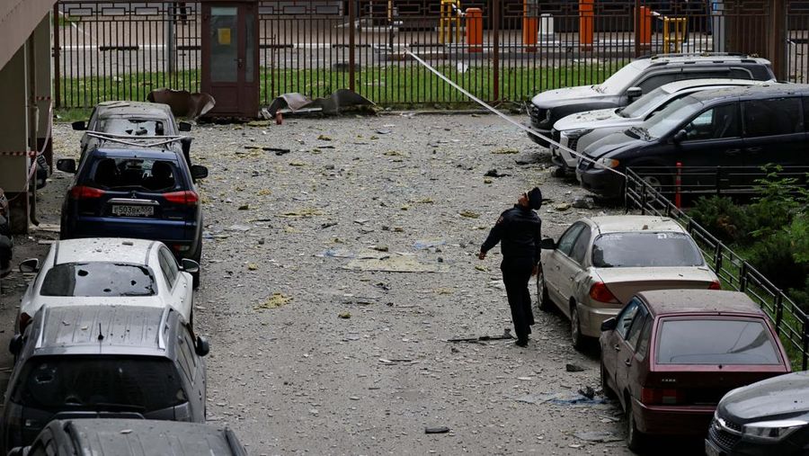 Perang Rusia dan Ukraina tetap terus berlanjut. Dilaporkan RT, Jumat (19/6/2026), setidaknya 17 orang terluka setelah militer Ukraina melancarkan serangan drone terbesarnya ke Moskow Rusia, Kamis waktu setempat. (REUTERS/Stringer)