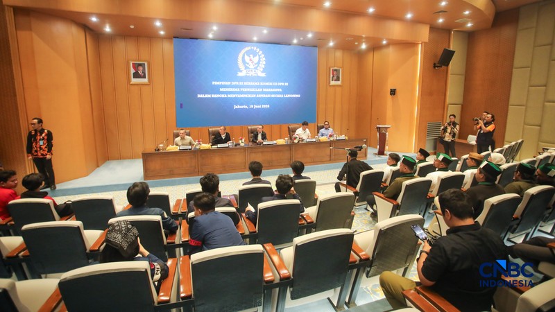 Pimpinan DPR RI Sufmi Dasco Ahmad bersama Komisi III DPR RI Menerima Perwakilan Mahasiswa dalam rangka menyampaikan aspirasi secara langsung di Ruang Abdul Muis, Gedung DPR RI, Jakarta, Jumat (19/6/2026) Kompleks Parlemen, Senayan, Jakarta, Jumat, 19/6/2026. (CNBC Indonesia/Faisal Rahman)