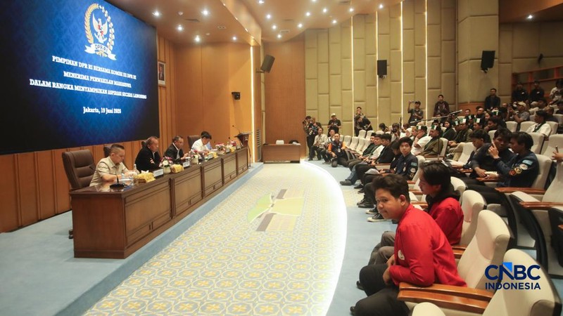 Pimpinan DPR RI Sufmi Dasco Ahmad bersama Komisi III DPR RI Menerima Perwakilan Mahasiswa dalam rangka menyampaikan aspirasi secara langsung di Ruang Abdul Muis, Gedung DPR RI, Jakarta, Jumat (19/6/2026) Kompleks Parlemen, Senayan, Jakarta, Jumat, 19
