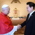 Presiden Korea Selatan Lee Jae Myung bertemu dengan Paus Leo XIV di Vatikan, Senin (15/6/2026). Pertemuan tersebut menjadi salah satu agenda diplomatik Lee bersama pemimpin Gereja Katolik di tengah upaya memperkuat hubungan bilateral dan kerja sama i