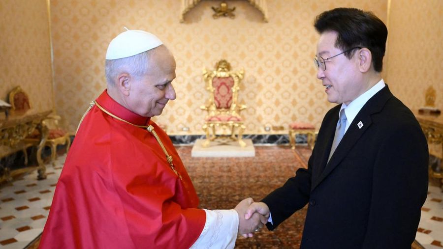 Presiden Korea Selatan Lee Jae Myung bertemu dengan Paus Leo XIV di Vatikan, Senin (15/6/2026). Pertemuan tersebut menjadi salah satu agenda diplomatik Lee bersama pemimpin Gereja Katolik di tengah upaya memperkuat hubungan bilateral dan kerja sama i