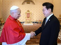 Presiden Korea Selatan Lee Jae Myung bertemu dengan Paus Leo XIV di Vatikan, Senin (15/6/2026). Pertemuan tersebut menjadi salah satu agenda diplomatik Lee bersama pemimpin Gereja Katolik di tengah upaya memperkuat hubungan bilateral dan kerja sama i