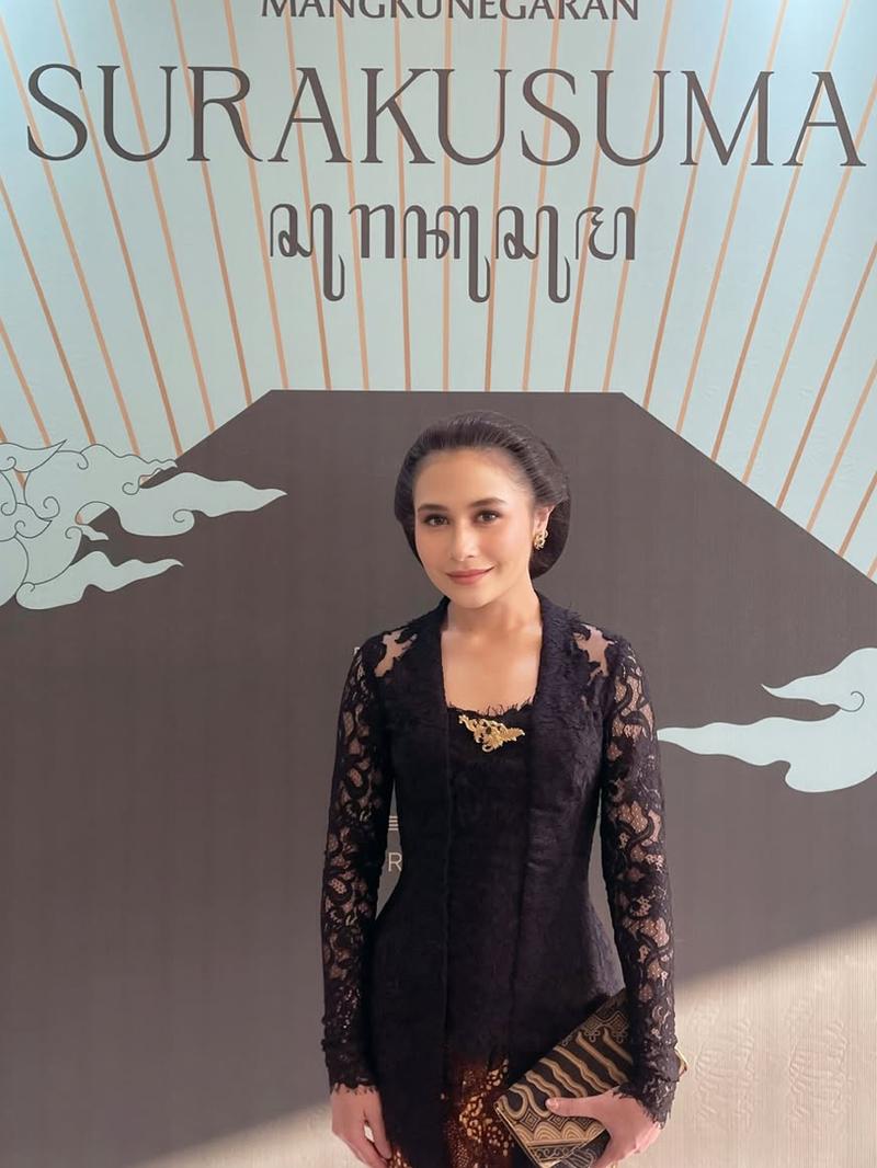 Prilly Latuconsina Pakai Kebaya Brokat Saat Kirab Malam 1 Suro, Jadi Sorotan