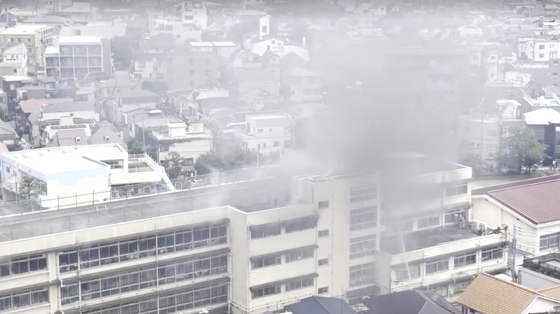 Sebuah sekolah dasar di Tokyo utara dievakuasi pada hari Jumat (19 Juni) setelah kebakaran terjadi di ruang musik di lantai empat. (@TAKANYO VIA X via Reuters)
