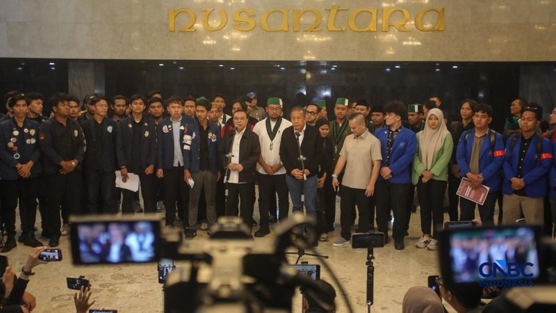 Wakil Ketua DPR RI Sufmi Dasco Ahmad ikut naik ke mobil komando saat mengantar perwakilan massa mahasiswa keluar dari gedung DPR RI. Hal itu dilakukan setelah kedua pihak bertemu di ruang Abdul Musi, gedung DPR RI pada Jumat (19/6/2026). (CNBC Indone