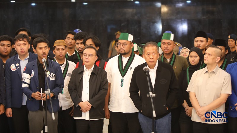 Wakil Ketua DPR RI Sufmi Dasco Ahmad ikut naik ke mobil komando saat mengantar perwakilan massa mahasiswa keluar dari gedung DPR RI. Hal itu dilakukan setelah kedua pihak bertemu di ruang Abdul Musi, gedung DPR RI pada Jumat (19/6/2026). (CNBC Indonesia/Faisal Rahman)