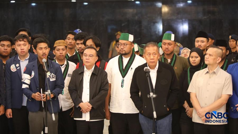 Wakil Ketua DPR RI Sufmi Dasco Ahmad ikut naik ke mobil komando saat mengantar perwakilan massa mahasiswa keluar dari gedung DPR RI. Hal itu dilakukan setelah kedua pihak berjumpa di ruang Abdul Musi, gedung DPR RI pada Jumat (19/6/2026). (CNBC Indone
