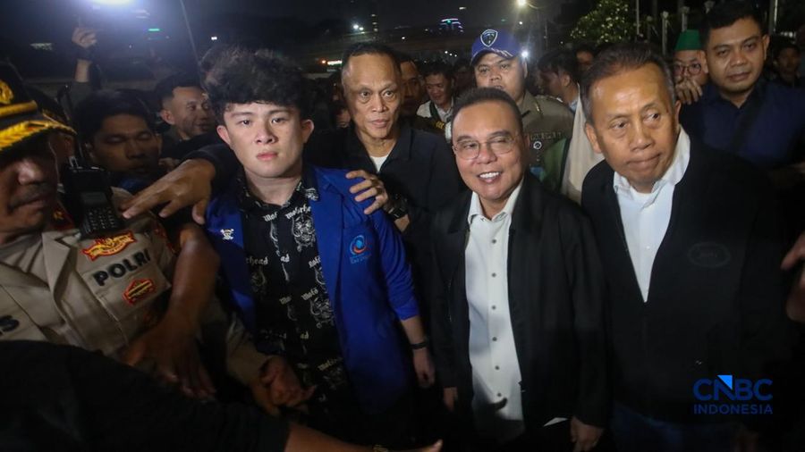 Wakil Ketua DPR RI Sufmi Dasco Ahmad ikut naik ke mobil komando saat mengantar perwakilan massa mahasiswa keluar dari gedung DPR RI. Hal itu dilakukan setelah kedua pihak berjumpa di ruang Abdul Musi, gedung DPR RI pada Jumat (19/6/2026). (CNBC Indone