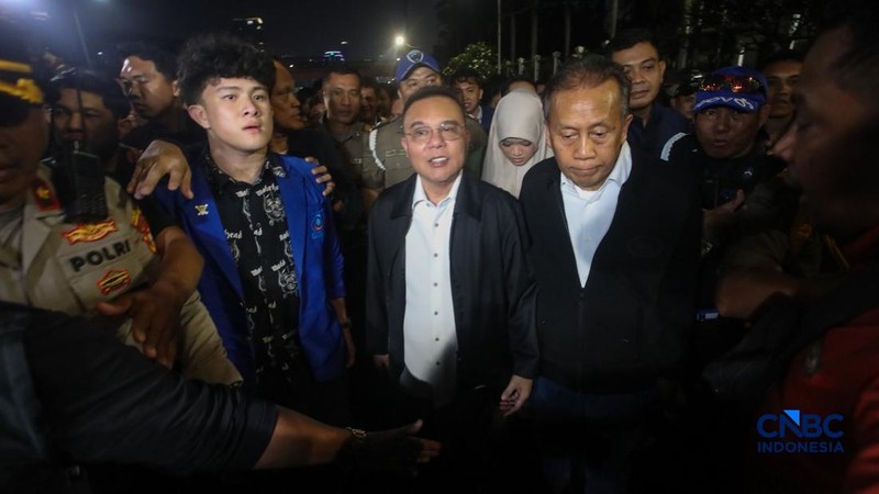Wakil Ketua DPR RI Sufmi Dasco Ahmad ikut naik ke mobil komando saat mengantar perwakilan massa mahasiswa keluar dari gedung DPR RI. Hal itu dilakukan setelah kedua pihak bertemu di ruang Abdul Musi, gedung DPR RI pada Jumat (19/6/2026). (CNBC Indone