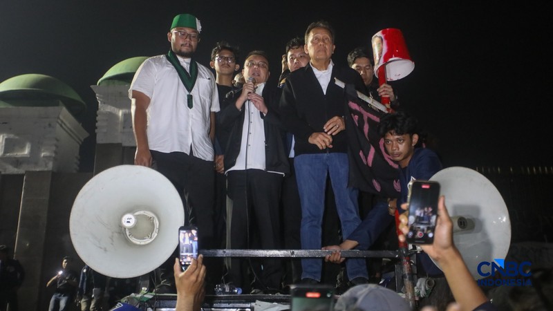 Wakil Ketua DPR RI Sufmi Dasco Ahmad ikut naik ke mobil komando saat mengantar perwakilan massa mahasiswa keluar dari gedung DPR RI. Hal itu dilakukan setelah kedua pihak bertemu di ruang Abdul Musi, gedung DPR RI pada Jumat (19/6/2026). (CNBC Indonesia/Faisal Rahman)