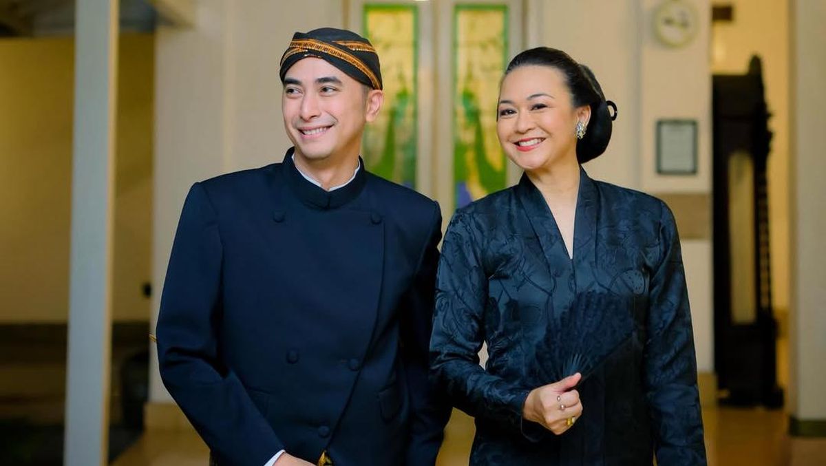 Ilustrasi berita Hiburan: Resep Harmonis 22 Tahun Pernikahan Winky Wiryawan dan Kenes Andari
