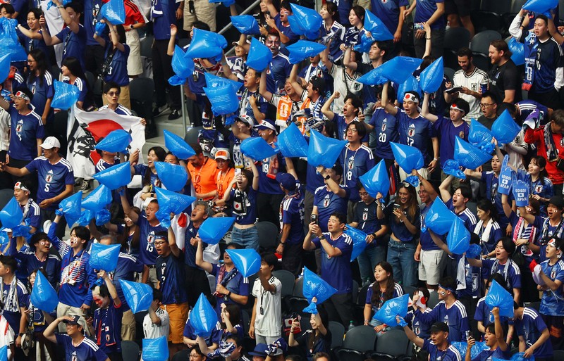 Aksi bersih-bersih para suporter timnas Jepang di laga Piala Dunia 2026. (REUTERS/Issei Kato)
