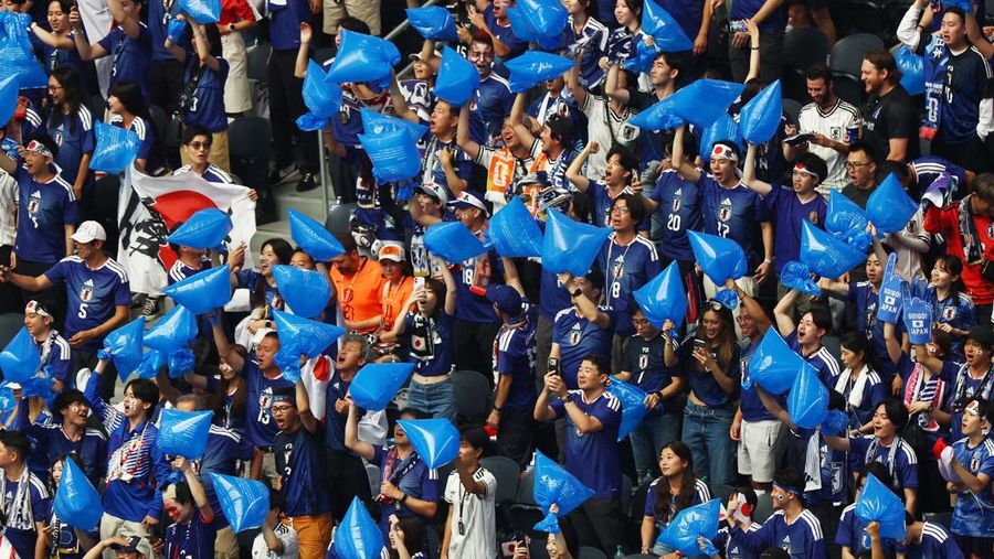 Aksi bersih-bersih para suporter timnas Jepang di laga Piala Dunia 2026. (REUTERS/Issei Kato)