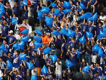 Aksi bersih-bersih para suporter timnas Jepang di laga Piala Dunia 2026. (REUTERS/Issei Kato)