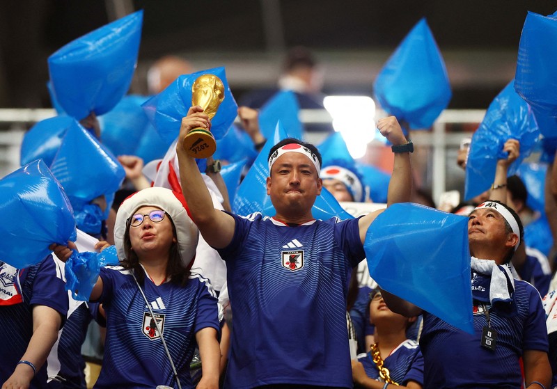 Aksi bersih-bersih para suporter timnas Jepang di laga Piala Dunia 2026. (REUTERS/Issei Kato)