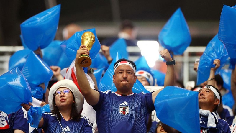 Aksi bersih-bersih para suporter timnas Jepang di laga Piala Dunia 2026. (REUTERS/Issei Kato)