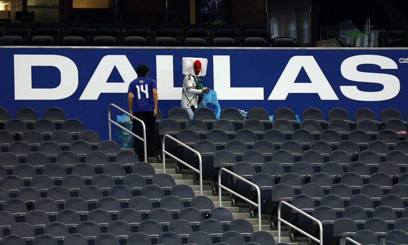 Aksi bersih-bersih para suporter timnas Jepang di laga Piala Dunia 2026. (REUTERS/Issei Kato)