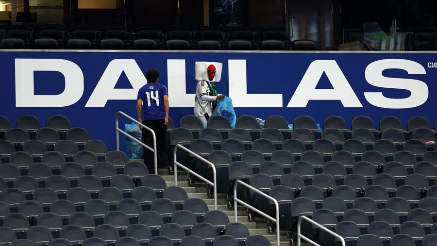 Aksi bersih-bersih para suporter timnas Jepang di laga Piala Dunia 2026. (REUTERS/Issei Kato)