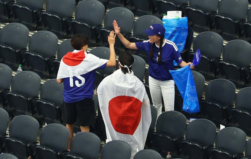 Aksi bersih-bersih para suporter timnas Jepang di laga Piala Dunia 2026. (REUTERS/Issei Kato)