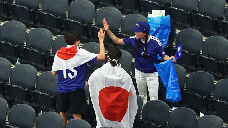 Aksi bersih-bersih para suporter timnas Jepang di laga Piala Dunia 2026. (REUTERS/Issei Kato)