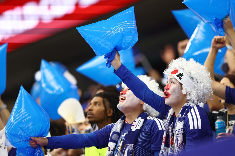 Aksi bersih-bersih para suporter timnas Jepang di laga Piala Dunia 2026. (REUTERS/Issei Kato)