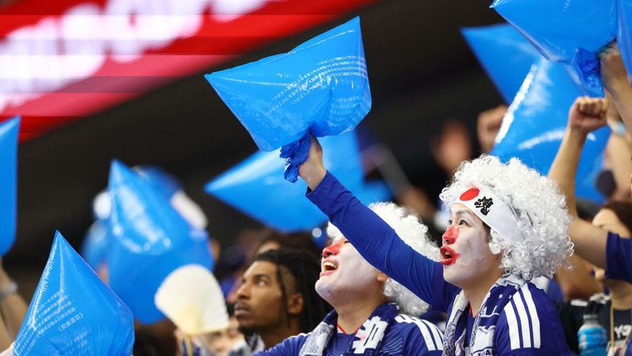 Aksi bersih-bersih para suporter timnas Jepang di laga Piala Dunia 2026. (REUTERS/Issei Kato)