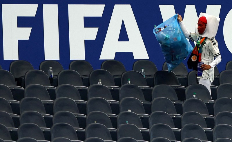 Aksi bersih-bersih para suporter timnas Jepang di laga Piala Dunia 2026. (REUTERS/Issei Kato)
