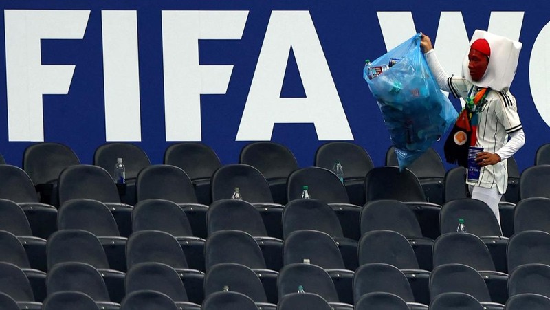 Aksi bersih-bersih para suporter timnas Jepang di laga Piala Dunia 2026. (REUTERS/Issei Kato)