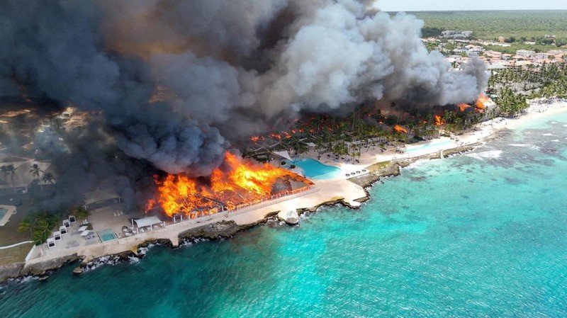 Foto udara menunjukkan kebakaran besar memusnahkan hotel peranginan pantai di Bayahibe, Republik Dominika, Sabtu (20/6/2026). (Gojko Culibrk via REUTERS/Gojko Culibrk)