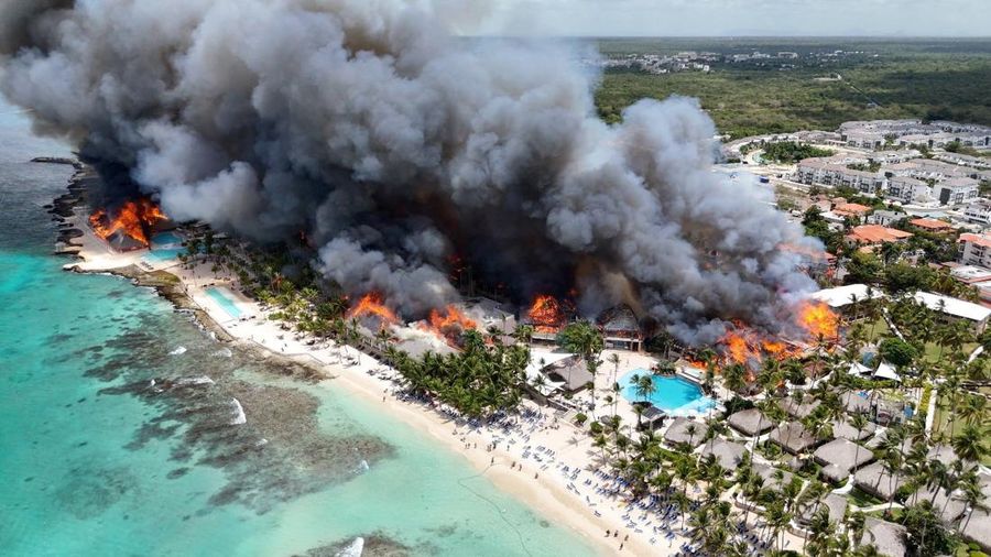 Foto udara menunjukkan kebakaran besar memusnahkan hotel peranginan pantai di Bayahibe, Republik Dominika, Sabtu (20/6/2026). (Gojko Culibrk via REUTERS/Gojko Culibrk)