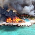Foto udara menunjukkan kebakaran besar memusnahkan hotel peranginan pantai di Bayahibe, Republik Dominika, Sabtu (20/6/2026). (Gojko Culibrk via REUTERS/Gojko Culibrk)