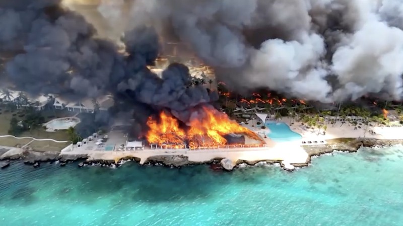 Foto udara menunjukkan kebakaran besar memusnahkan hotel peranginan pantai di Bayahibe, Republik Dominika, Sabtu (20/6/2026). (Gojko Culibrk via REUTERS/Gojko Culibrk)