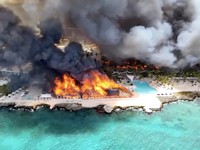 Foto udara menunjukkan kebakaran besar memusnahkan hotel peranginan pantai di Bayahibe, Republik Dominika, Sabtu (20/6/2026). (Gojko Culibrk via REUTERS/Gojko Culibrk)