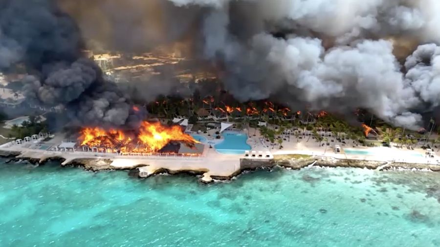 Foto udara menunjukkan kebakaran besar memusnahkan hotel peranginan pantai di Bayahibe, Republik Dominika, Sabtu (20/6/2026). (Gojko Culibrk via REUTERS/Gojko Culibrk)